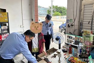 蹉跎岁月？26岁范德贝克近3个赛季在曼联仅出场26次，共695分钟